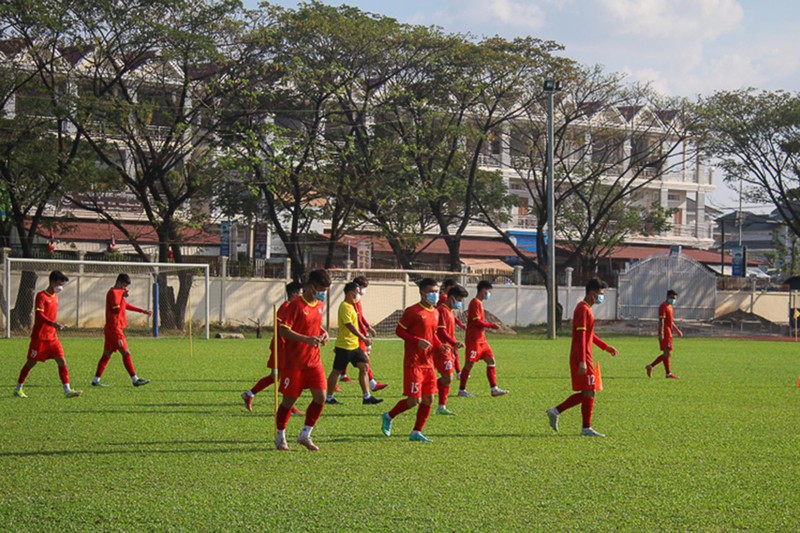 Sự “chi viện” kịp thời với 6 cầu thủ được bổ sung từ Việt Nam đã giúp U23 Việt Nam đủ lực lượng ra sân trong trận đấu gặp U23 Thái Lan. (Ảnh: VFF)