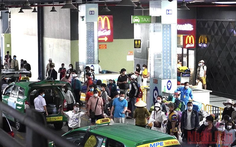 Lượng khách tại Cảng hàng không quốc tế Tân Sơn Nhất ngày càng tăng cao.