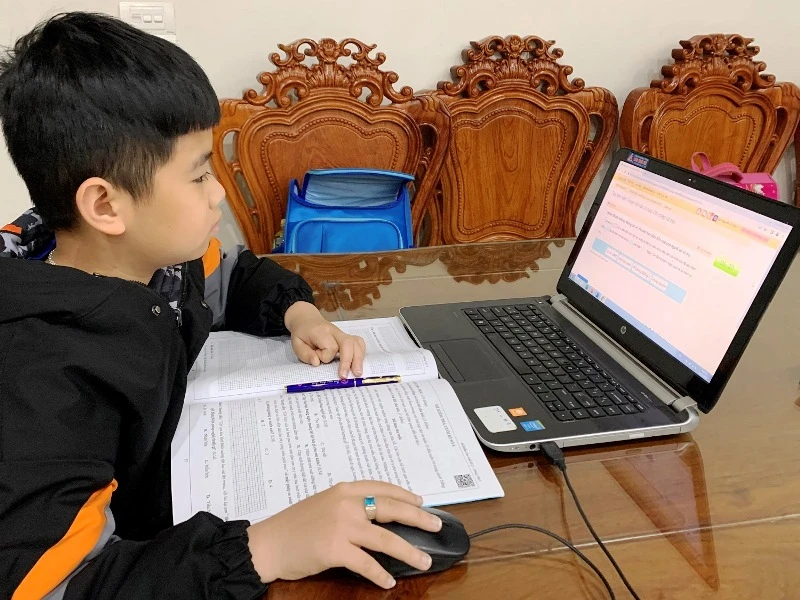 Dừng học trực tiếp, học sinh Trường Tiểu học Hà Nội-Điện Biên Phủ học trực tuyến tại nhà.