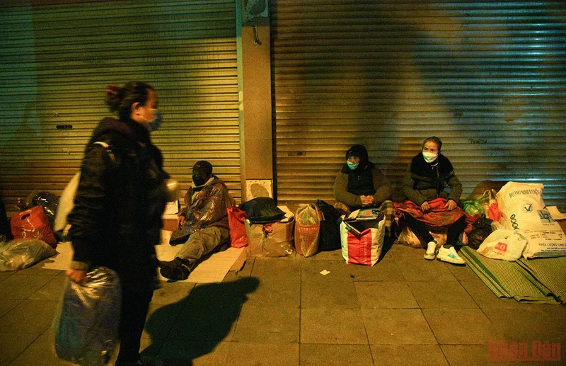 Vào ban đêm nhiệt độ xuống sâu dưới 10 độ C, những người vô gia cư chỉ có tấm chiếu và chiếc chăn mỏng chống chọi với giá rét. (Ảnh: THÀNH ĐẠT)