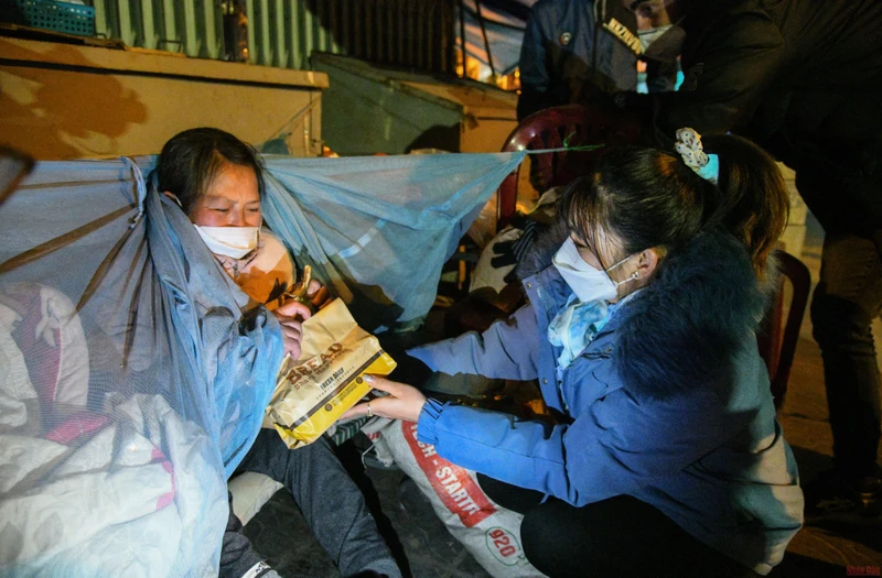 Nhóm Từ thiện đêm tặng quà cho người vô gia cư trong đợt rét đậm, rét hại. (ẢNH: THÀNH ĐẠT)