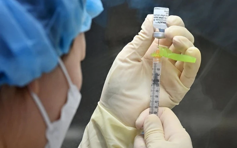 Chuẩn bị 1 liều vaccine Pfizer-BioNTech tại 1 trung tâm tiêm chủng ở Seoul, Hàn Quốc. (Ảnh: Pool/REUTERS)