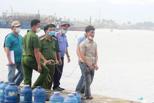 Cơ quan chức năng đưa Trần Văn Viên đến nơi đối tượng ném con gái xuống sông.