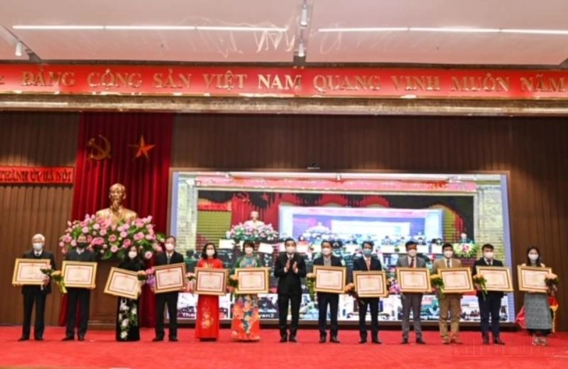 Chủ tịch UBND thành phố Chu Ngọc Anh trao bằng khen của Thủ tướng Chính phủ cho các tập thể, cá nhân có thành tích xuất sắc. (Ảnh: Duy Linh)