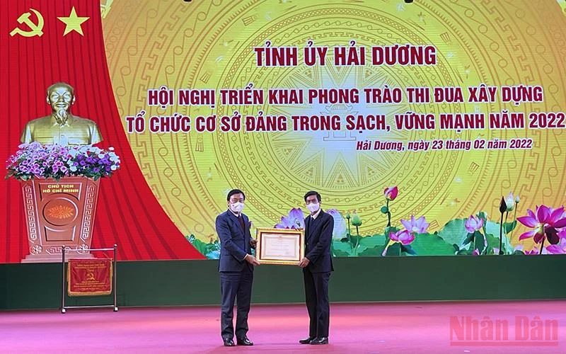 Đồng chí Phạm Xuân Thăng trao Huân chương Lao động hạng Nhì của Đảng, Nhà nước tặng Ban Dân vận Tỉnh ủy Hải Dương.