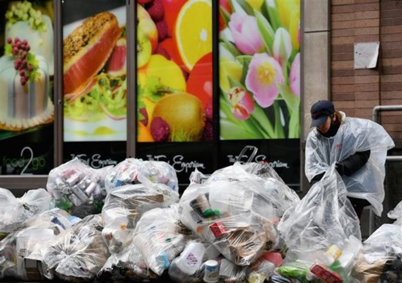 Rác thải nhựa tại New York, Mỹ. (Ảnh: AFP/TTXVN)
