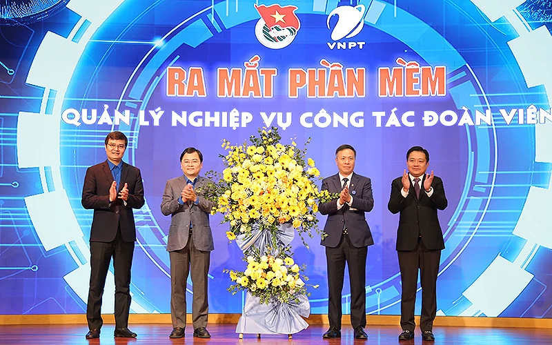 Các đồng chí đại diện Ban Bí thư Trung ương Đoàn và Tập đoàn Bưu chính Viễn thông Việt Nam tại buổi lễ ra mắt Phần mềm quản lý nghiệp vụ công tác đoàn viên. 