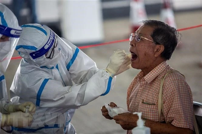 Nhân viên y tế lấy mẫu xét nghiệm Covid-19 cho người dân tại Hồng Kông (Trung Quốc). (Ảnh: AFP/TTXVN)