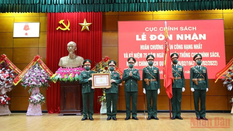 Thừa ủy quyền của Chủ tịch nước, Đại tướng Lương Cường trao Huân chương Quân công hạng nhất tặng Cục Chính sách, Tổng cục Chính trị Quân đội nhân dân Việt Nam. 