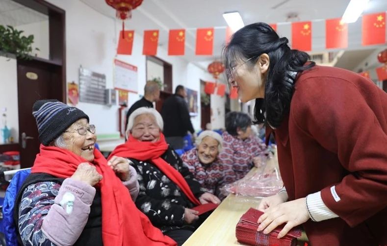 Người cao tuổi được chăm sóc sức khỏe tại một viện dưỡng lão ở tỉnh Hà Bắc, Trung Quốc. (Ảnh: Nhân Dân Nhật báo)