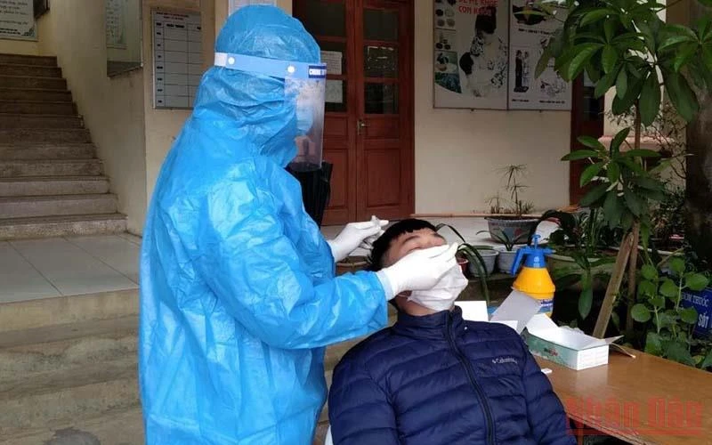 Test nhanh cho người dân tại Trạm Y tế thị trấn Bằng Lũng, huyện Chợ Đồn. (Ảnh: Thu Trang)