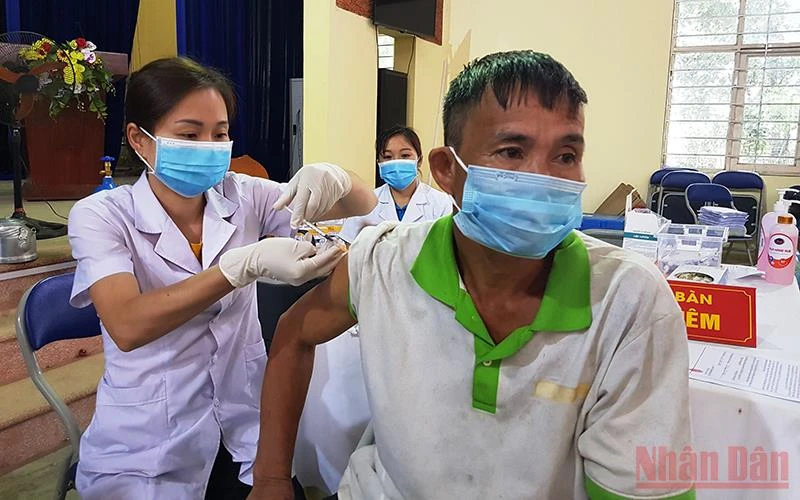 Đẩy nhanh tiêm vaccine phòng Covid-19 cho người dân ở Lào Cai.