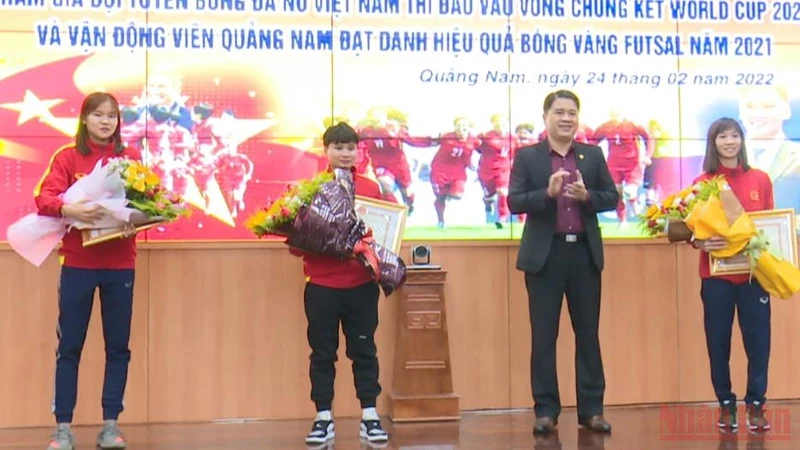 Lãnh đạo tỉnh Quảng Nam tặng bằng khen và hoa chúc mừng 3 cầu thủ Đội tuyển bóng đá nữ Việt Nam người Quảng Nam.