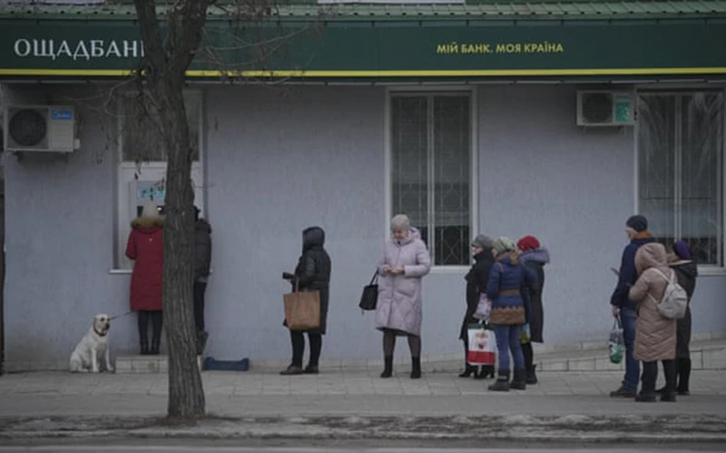 Người dân xếp hàng rút tiền ở Luhansk. (Ảnh: AP)