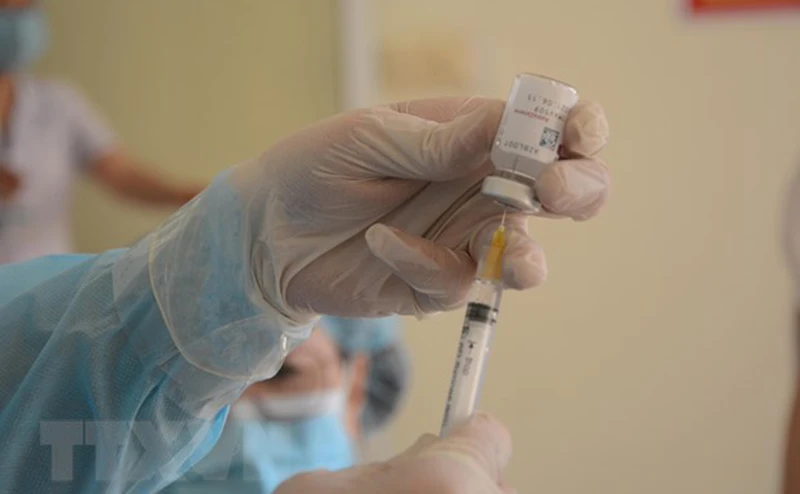 Cận cảnh lấy vaccine ngừa Covid-19. (Nguồn: TTXVN)