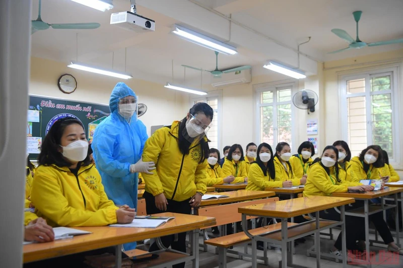 Diễn tập tình huống khi đón học sinh trở lại lớp tại trường tiểu học Thăng Long, quận Hoàn Kiếm, Hà Nội. (ẢNH: SƠN BÁCH)
