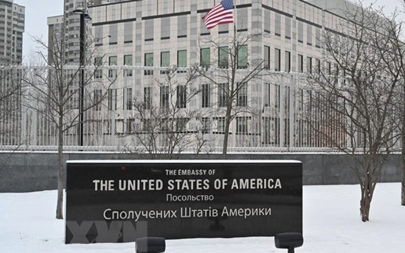 Đại sứ quán Mỹ ở Kiev, Ukraine. (Ảnh: Getty Images/TTXVN)