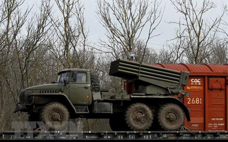 Xe quân sự của Nga được triển khai ở vùng Rostov, miền nam Nga, giáp với Cộng hòa nhân dân Donetsk (DPR) tự xưng ở miền đông Ukraine, ngày 23/2/2022. (Ảnh: AFP/TTXVN)