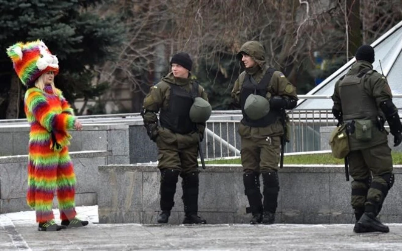 Lực lượng phòng vệ quốc gia Ukraine tuần tra tại quảng trường thủ đô Kiev. (Ảnh: AFP/TTXVN)