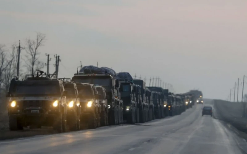 Đoàn xe quân sự của Nga tiến về biên giới, vào vùng Donbass. (Ảnh: Daily Sabah)