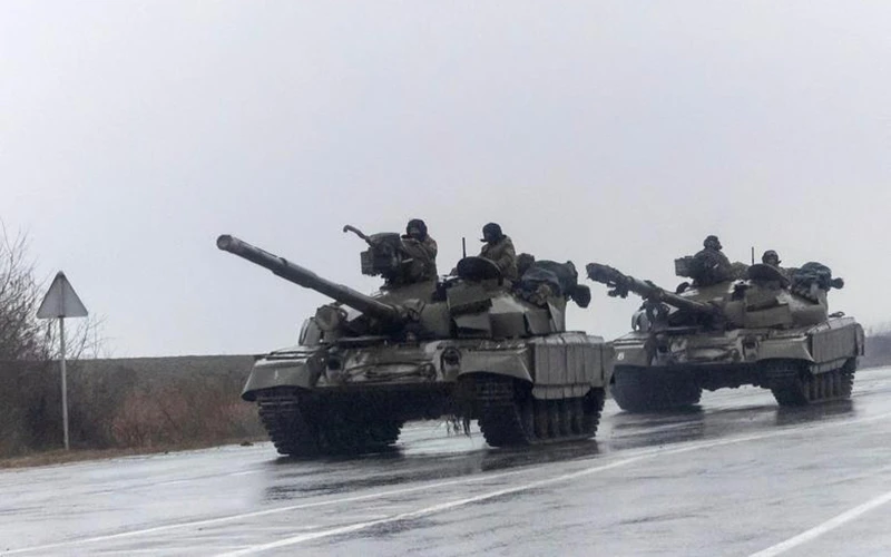Xe tăng của Ukraine tiến vào thành phố Mariupol, ngày 24/2. (Ảnh: Reuters)