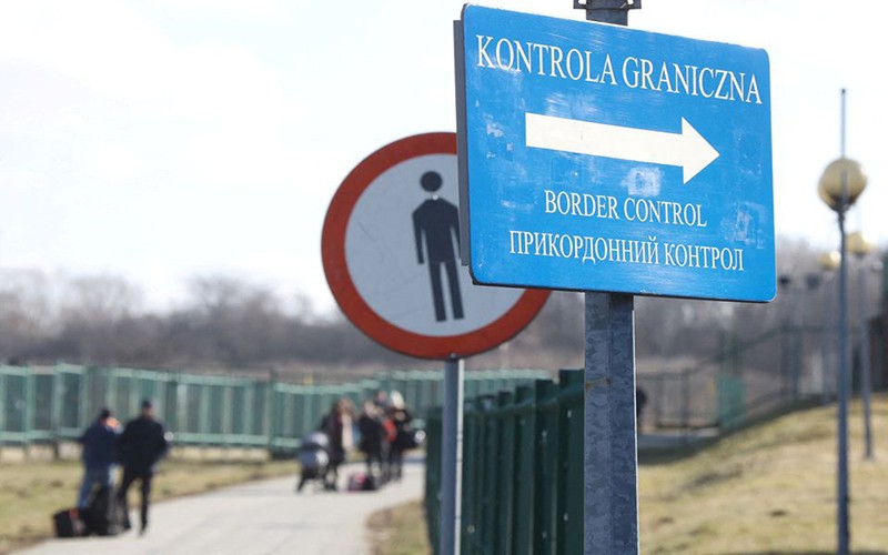 Biển dẫn đường tới Văn phòng Kiểm soát biên giới tại khu vực biên giới Ukraine-Ba Lan, ngày 24/2. (Ảnh: Reuters)