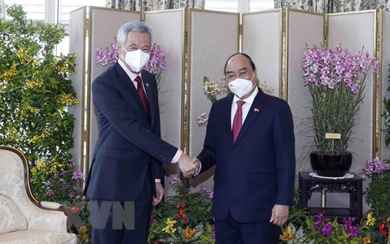 Chủ tịch nước Nguyễn Xuân Phúc gặp Thủ tướng Singapore Lý Hiển Long. (Ảnh: TTXVN)