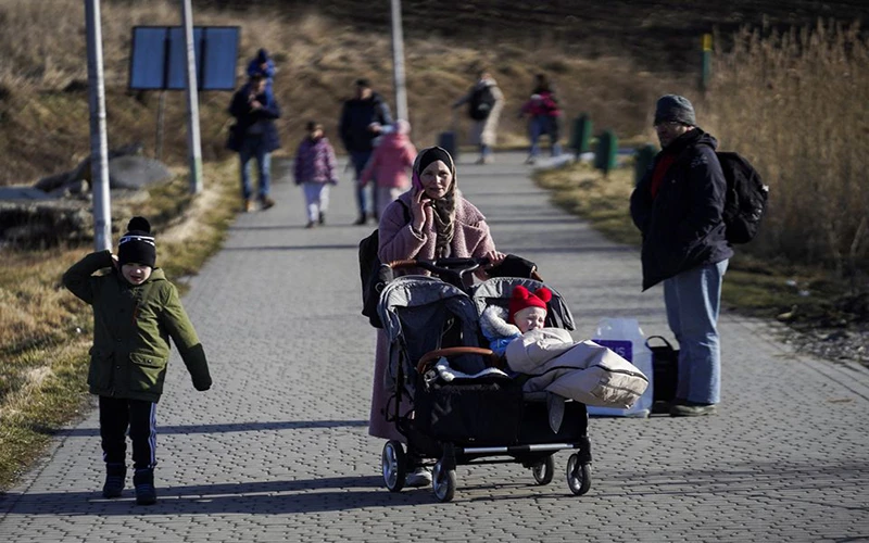 Một gia đình bỏ chạy khỏi Ukraine để tới Ba Lan, ngày 24/2. (Ảnh: Reuters)