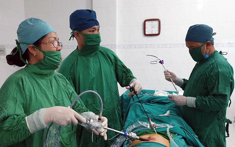 Bác sĩ chuyên khoa I, Bàn Văn Chiến, (người đứng thứ nhất từ phải sang trái), đang thực hiện ca mổ nội soi, tại Trung tâm Y tế huyện Bình Gia (Lạng Sơn). 