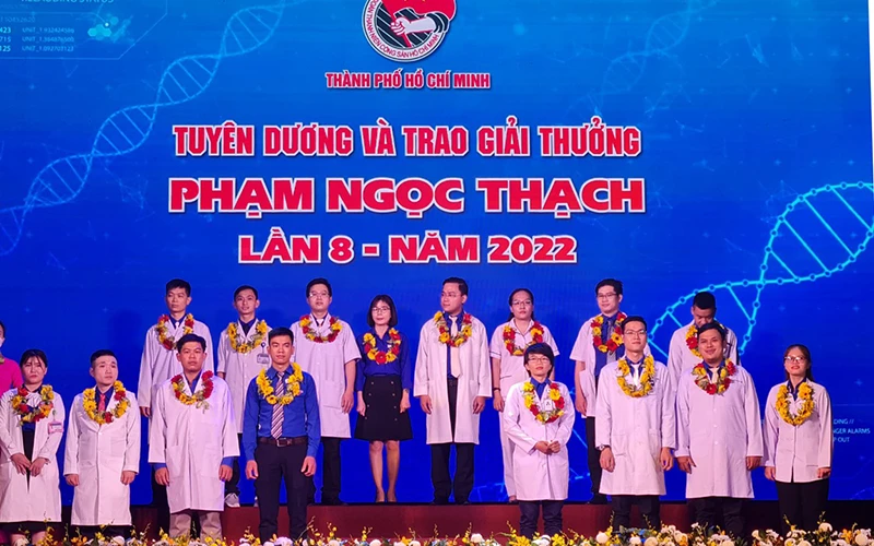 Các thầy thuốc trẻ được trao thưởng Giải thưởng Phạm Ngọc Thạch lần thứ VIII năm 2022.