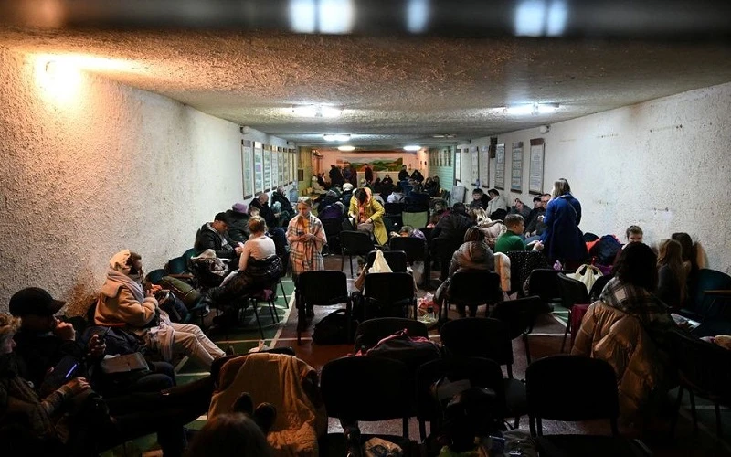 Người dân tập trung tại 1 hầm trú ẩn ở thủ đô Kiev, Ukraine, ngày 24/2/2022. (Ảnh: Reuters)