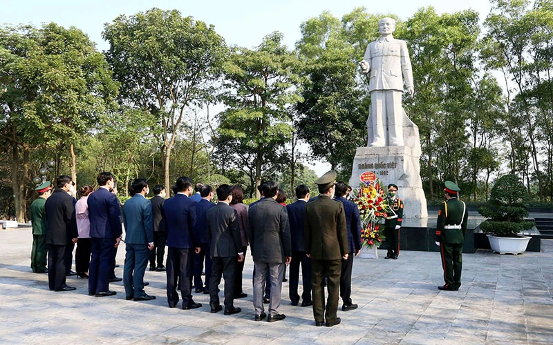 Lãnh đạo tỉnh Bắc Ninh dâng hương tại Đài tưởng niệm đồng chí Hoàng Quốc Việt.