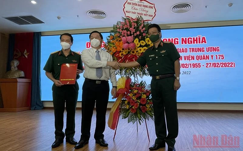 Đồng chí Nguyễn Trọng Nghĩa tặng hoa cho lãnh đạo Bệnh viện Quân y 175.