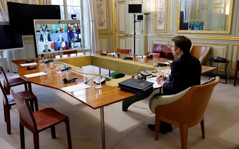 Tổng thống Pháp Emmanuel Macron và các nhà lãnh đạo G7 họp trực tuyến về Ukraine. (ẢNH: REUTERS)