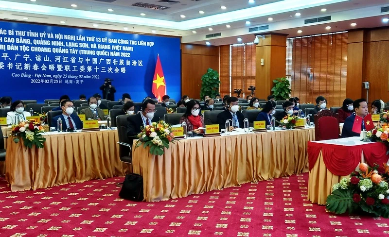 Các đại biểu dự hội nghị lần thứ 13 Ủy ban công tác liên hợp giữa các tỉnh: Cao Bằng, Lạng Sơn, Hà Giang, Quảng Ninh và Khu tự trị dân tộc Choang Quảng Tây (Trung Quốc).