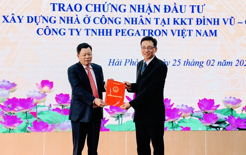 Trưởng ban Quản lý Khu kinh tế Hải Phòng trao Giấy chứng nhận đầu tư dự án nhà ở công nhân cho Tổng Giám đốc Công ty trách nhiệm hữu hạn Pegatron Việt Nam.