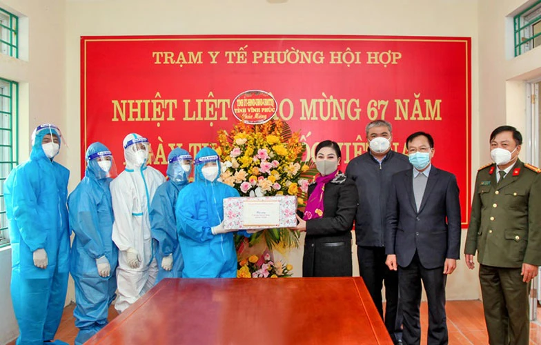 Bí thư Tỉnh ủy Hoàng Thị Thúy Lan tặng quà động viên cán bộ y tế phường Hội Hợp, thành phố Vĩnh Yên.