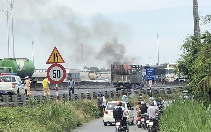 Xe tải bị cháy trên cao tốc Trung Lương-TP Hồ Chí Minh.