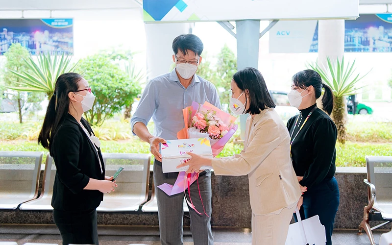 Lãnh đạo Sở Du lịch TP Đà Nẵng đón và tặng quà tri ân đoàn khách MICE đầu tiên đến Đà Nẵng sáng 25/2.