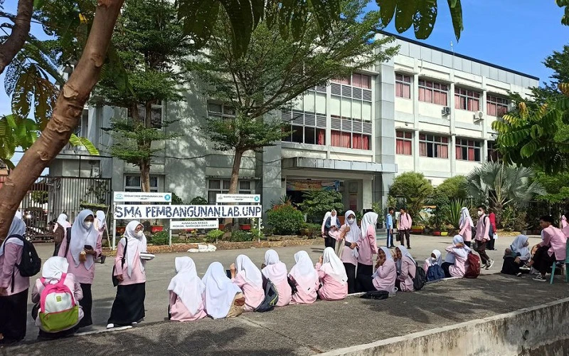 Học sinh một trường tiểu học sơ tán khỏi tòa nhà sau trận động đất mạnh 6,2 độ ở đảo Sumatra, Indonesia ngày 25/2/2022. (Ảnh: Antara) 