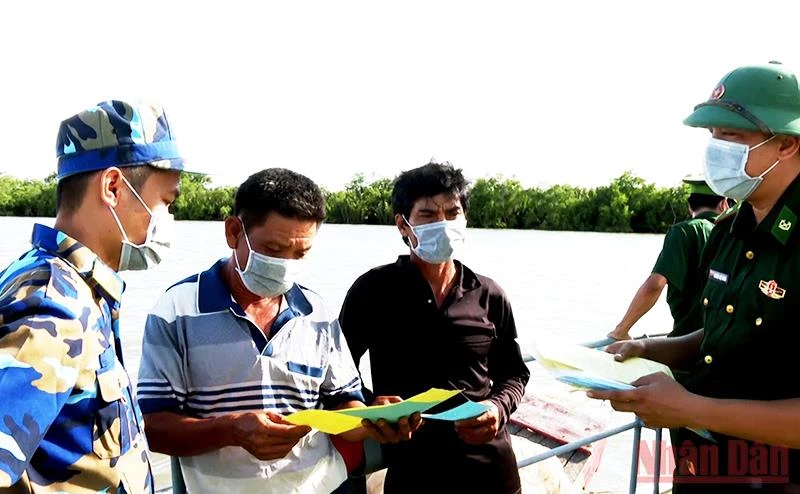 Lực lượng chức năng tỉnh Sóc Trăng tổ chức tuyên truyền, phổ biến pháp luật cho ngư dân.　 
