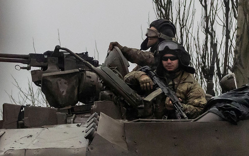 Xe tăng của Ukraine tiến vào thành phố Mariupol, sau khi Nga bắt đầu chiến dịch quân sự tại miền đông Ukraine, ngày 24/2. (Ảnh: Reuters)