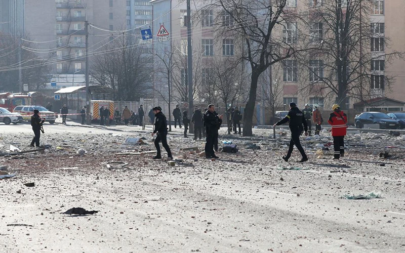 Cảnh sát và lực lượng khẩn cấp có mặt gần một tòa chung cư bị pháo kích gần đây tại Kiev, Ukraine, ngày 26/2. (Ảnh: Reuters)