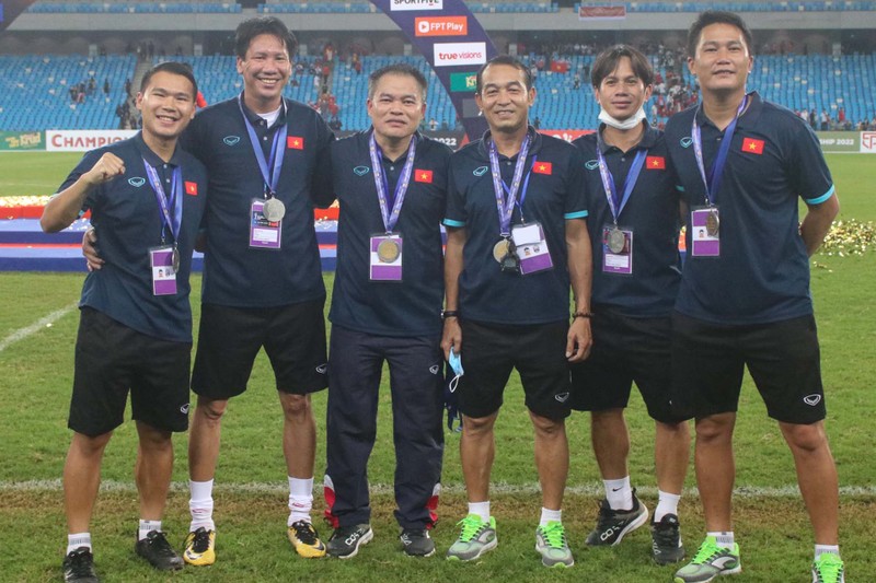 HLV Đinh Thế Nam (thứ ba từ phải sang) cùng các thành viên trong Ban huấn luyện U23 Việt Nam. (Ảnh: VFF)