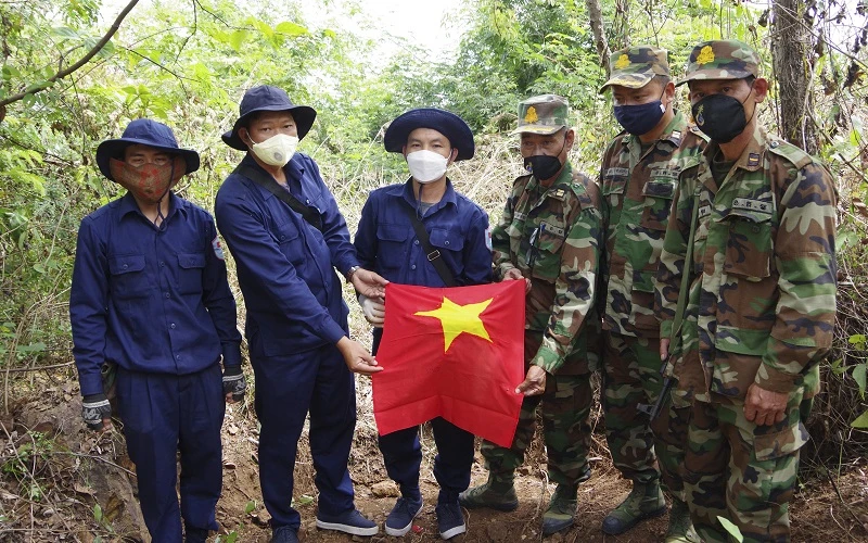 Đội K73 quy tập hài cốt các liệt sĩ tại núi Trung Mon, tỉnh Pailin, Vương quốc Campuchia. (Ảnh: Bộ Chỉ huy Quân sự tỉnh Long An cung cấp)
