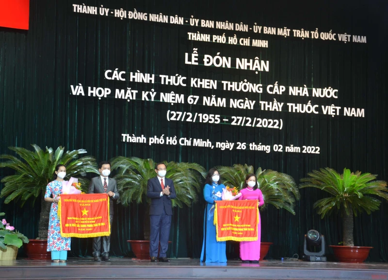 Đồng chí Nguyễn Văn Nên, Ủy viên Bộ Chính trị, Bí thư Thành ủy Thành phố Hồ Chí Minh trao Cờ thi đua của Chính phủ cho các tập thể.