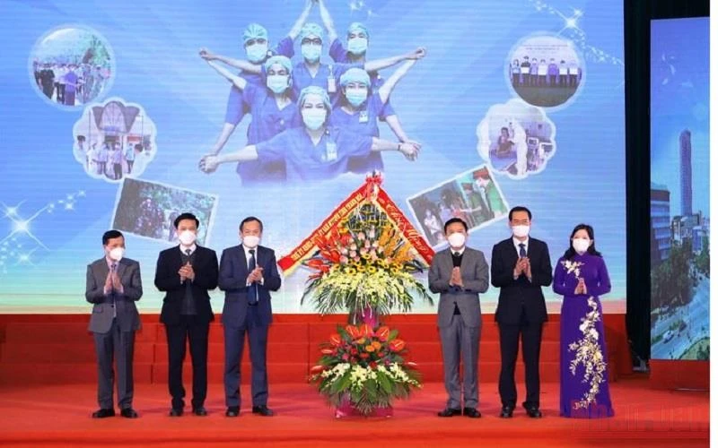 Đại diện Tỉnh ủy, HĐND, UBND, MTTQ tỉnh Thanh Hóa tặng lẵng hoa tươi thắm cho ngành Y tế tỉnh nhân Ngày thầy thuốc Việt Nam.