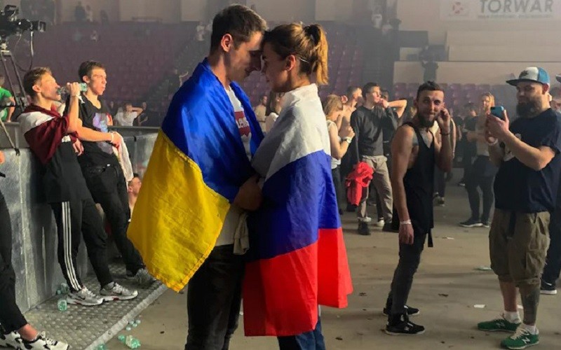 Sự thật về bức ảnh đôi trẻ người Nga và Ukraine khoác quốc kỳ, tựa ...