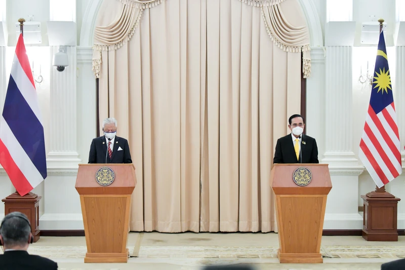 Thủ tướng Thái Lan và Malaysia tại buổi họp báo chung.