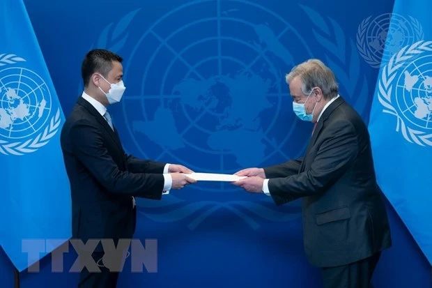Đại sứ Đặng Hoàng Giang trình Thư ủy nhiệm lên Tổng Thư ký Liên hợp quốc Antonio Guterres. (Ảnh: TTXVN)